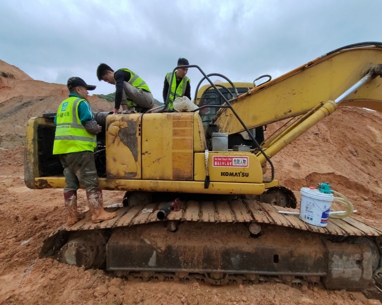 清远佛冈小松200-6大机头乐鱼(中国)现场