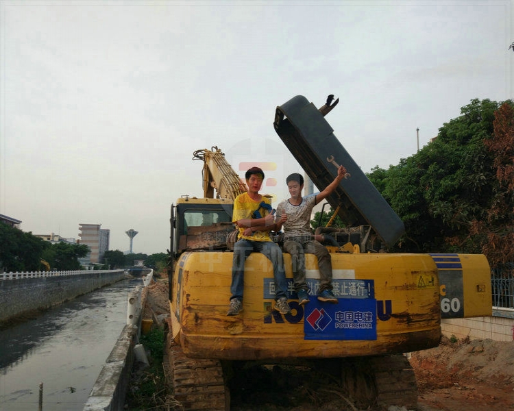 深圳挖掘机乐鱼(中国)中心/小松挖掘机乐鱼(中国)售后电话