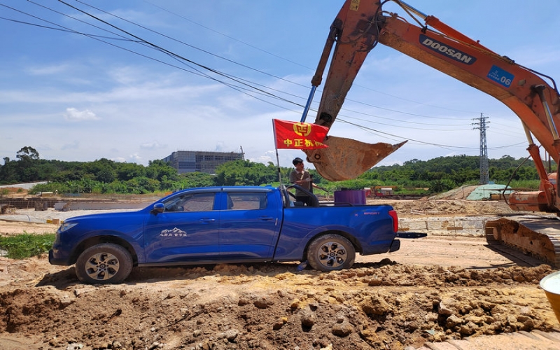 广州萝岗小松200-8挖掘机乐鱼(中国)现场